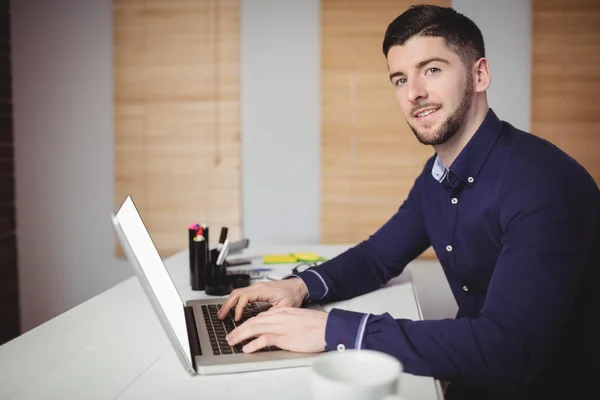 Людина використовує ноутбук в офісі — стокове фото