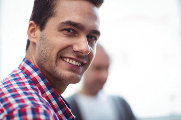 Hombre de negocios feliz en la oficina creativa —  Fotos de Stock