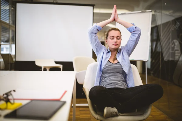 Toplantı Salonu Yoga gerçekleştirme işkadını — Stok fotoğraf