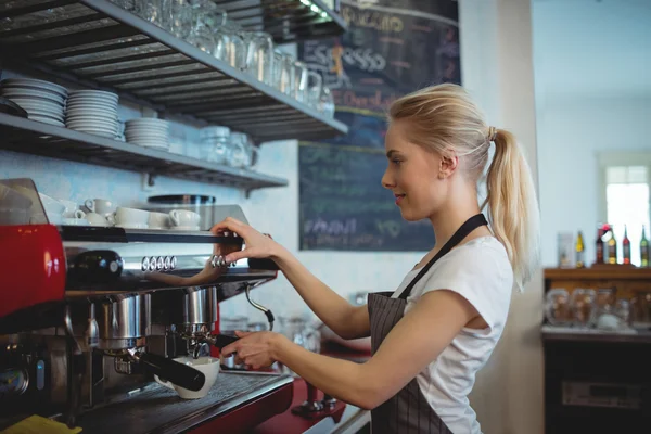 Barista usando máquina de café expresso — Fotografia de Stock