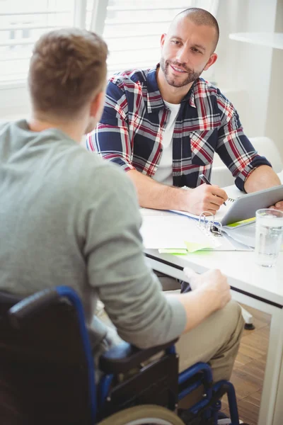 Geschäftsmann diskutiert mit Behinderten-Kollegin — Stockfoto