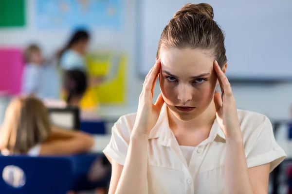 Депресивний вчителька-жінка торкається її голови — стокове фото