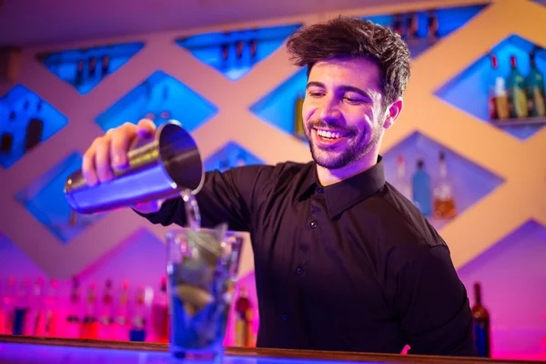 Barkeeper hälla cocktail i glas — Stockfoto