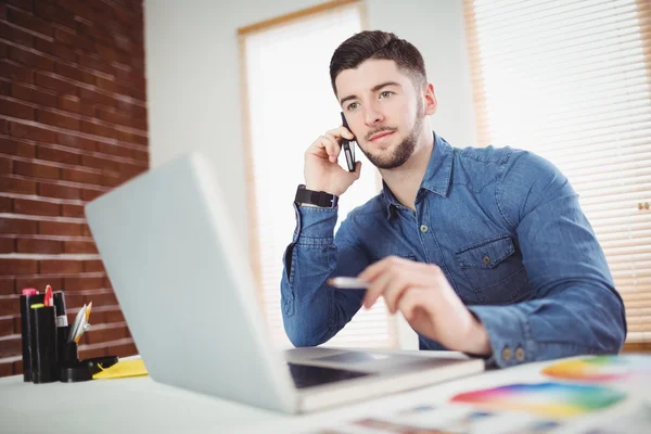 Hombre hablando por teléfono en la oficina — Foto de Stock