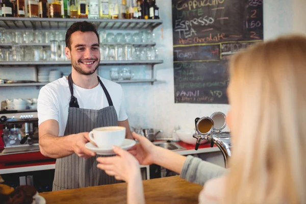 Barista sirviendo café a la mujer en la cafetería —  Fotos de Stock