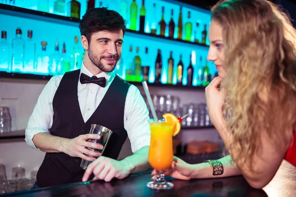 Bonito barman flertando com a mulher — Fotografia de Stock