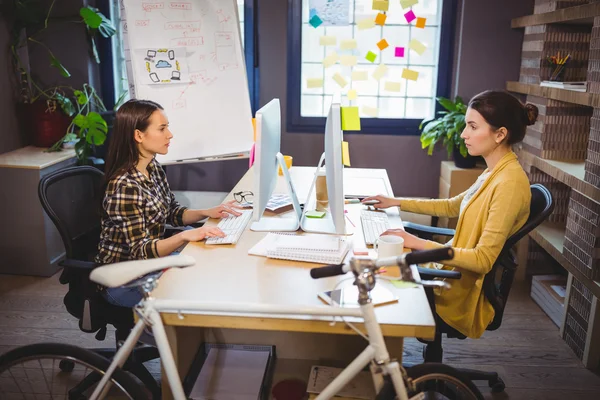 Kolleginnen arbeiten am Computer — Stockfoto