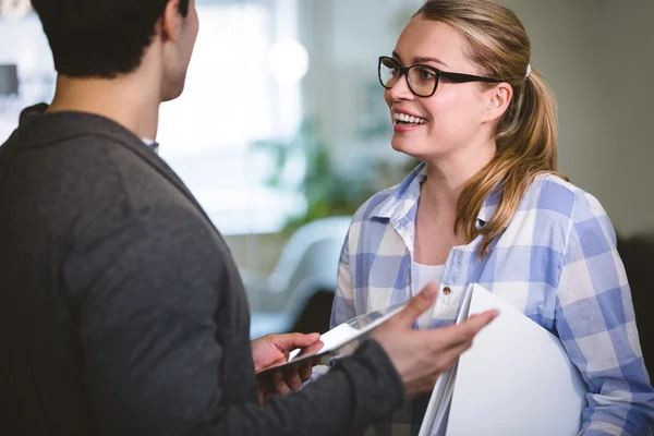 Ejecutivos discutiendo en la oficina creativa — Foto de Stock