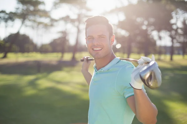 Jovem carregando clube de golfe — Fotografia de Stock