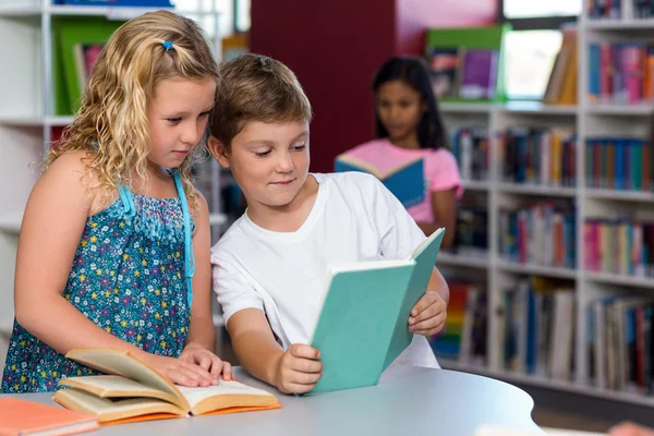 Chico mostrando libro a compañero de clase — Foto de Stock