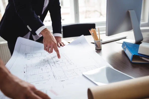 Interior designer discussing with coworker — Stock Photo, Image