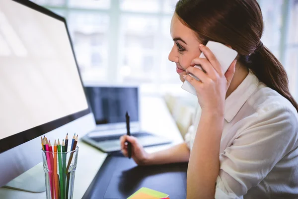 Graphic designer talking on phone — Stock Photo, Image