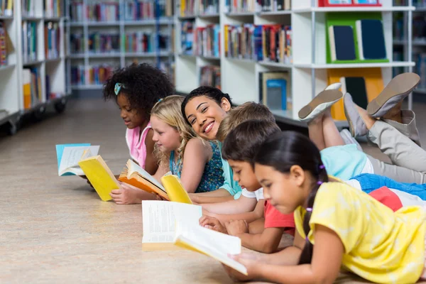 Enseignant avec enfants lisant des livres — Photo