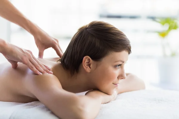 Relajada mujer disfrutando de masaje de espalda —  Fotos de Stock