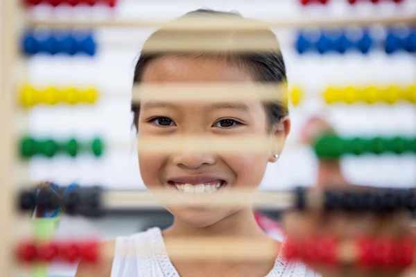 Meisje voor abacus in klas — Stockfoto