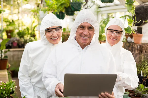Mitarbeiter im sauberen Anzug mit Laptop — Stockfoto
