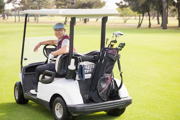 Golfista sonriendo y posando — Foto de Stock