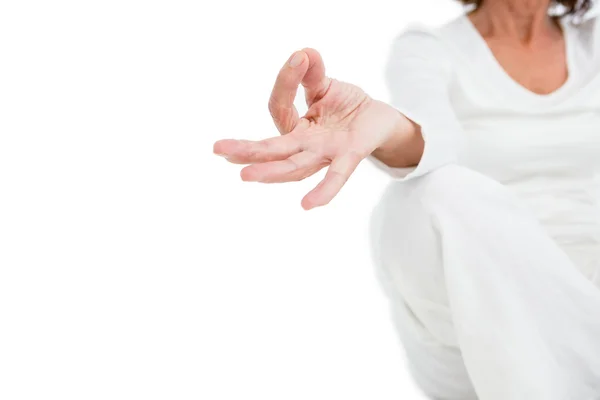 Vrouw die yoga beoefent — Stockfoto