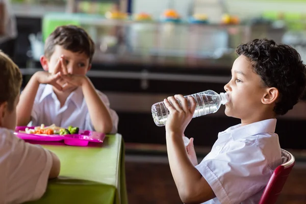 Schüler trinkt Wasser aus Flasche — Stockfoto