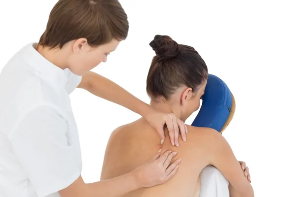 Masseuse giving back massage to woman — Stock Photo, Image