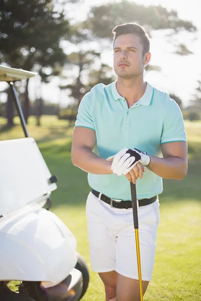 Jeune homme réfléchi avec club de golf — Photo