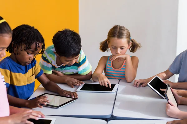 Kinderen met behulp van digitale tabletten — Stockfoto