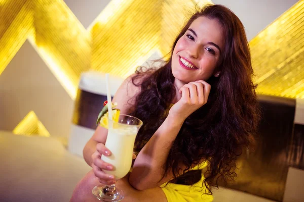 Smiling woman with drink in nightclub — Stock Photo, Image