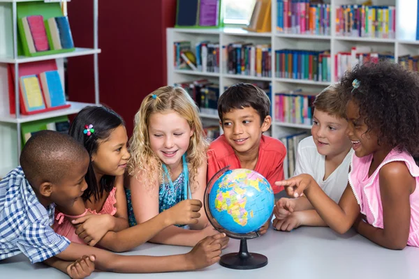 Niños con globo en la mesa —  Fotos de Stock