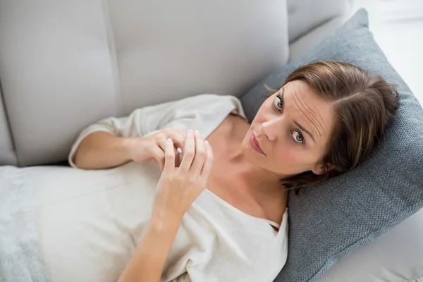 Kobieta relaksująca się na kanapie — Zdjęcie stockowe