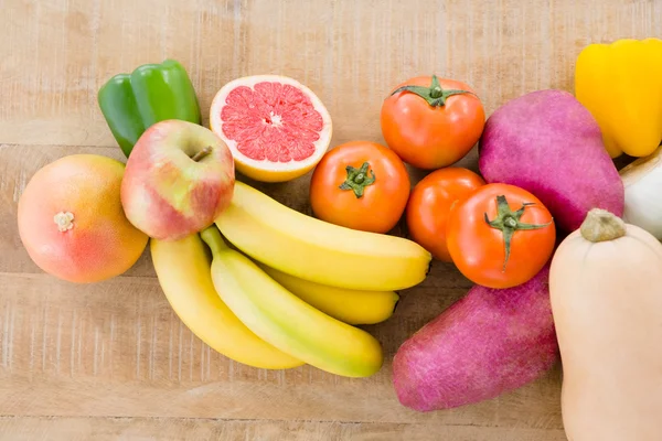 Различные фрукты и овощи на столе — стоковое фото