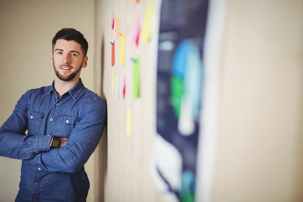 Homme confiant debout dans le bureau — Photo