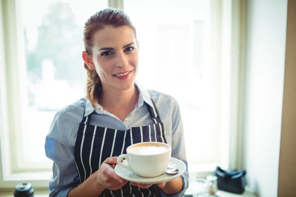 Serveerster biedt koffie in Cafe — Stockfoto