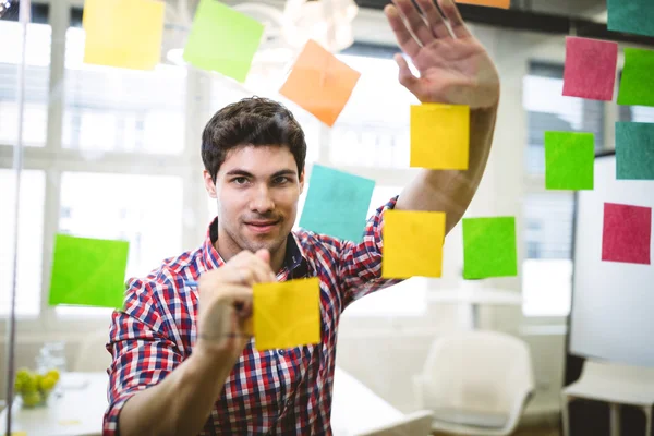 Empresario escribiendo en notas multicolores —  Fotos de Stock