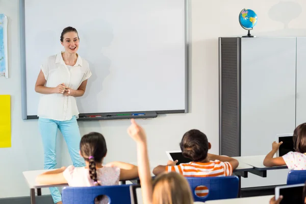 Insegnante che dà una lezione agli alunni — Foto Stock