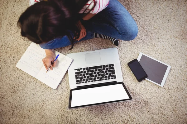 Mulher com laptop no tapete — Fotografia de Stock