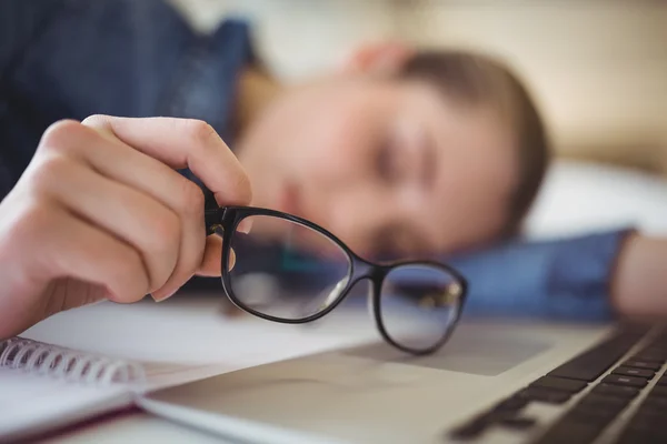 Mujer de negocios cansada sosteniendo gafas —  Fotos de Stock