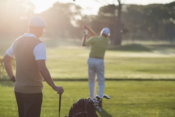 Hombres golfistas de pie en el campo —  Fotos de Stock