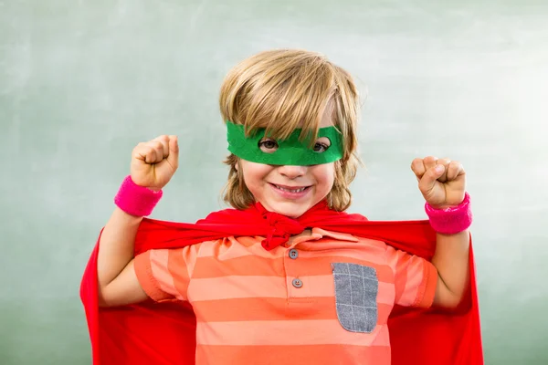 Niño vestido como superhéroe en el aula — Foto de Stock