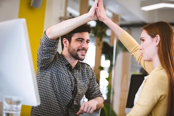 Homme d'affaires donnant high-five à une collègue féminine — Photo