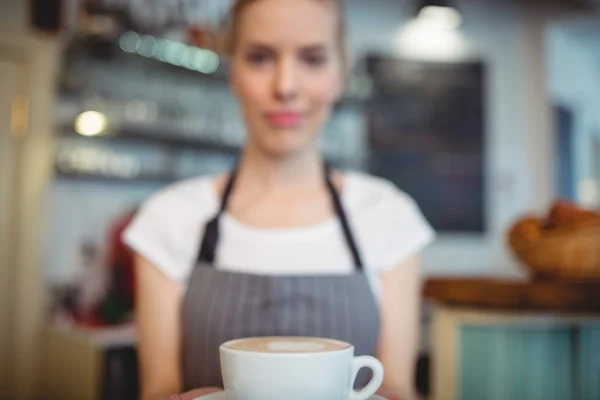 Kafede kahve Barista sunan — Stok fotoğraf