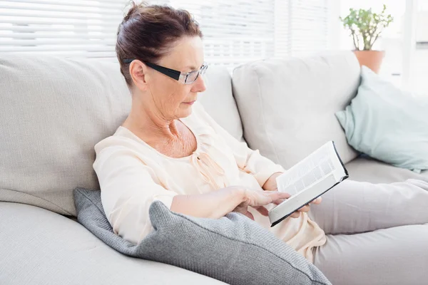 Rijpe vrouw lezen boek geconcentreerd — Stockfoto