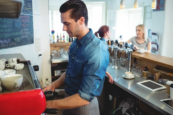 Pelayan yang bekerja barista berbicara dengan pelanggan — Stok Foto