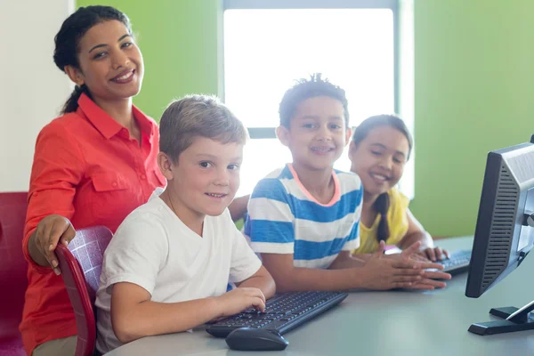 Souriante enseignante avec des enfants — Photo