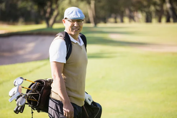 Sportovec pózuje s jeho golfový bag — Stock fotografie