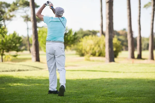 Golf player taking shot — Stock Photo, Image