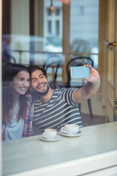 Pareja alegre tomando selfie en la cafetería — Foto de Stock