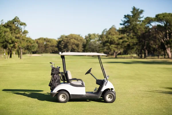 Buggy de golfe no campo de golfe — Fotografia de Stock