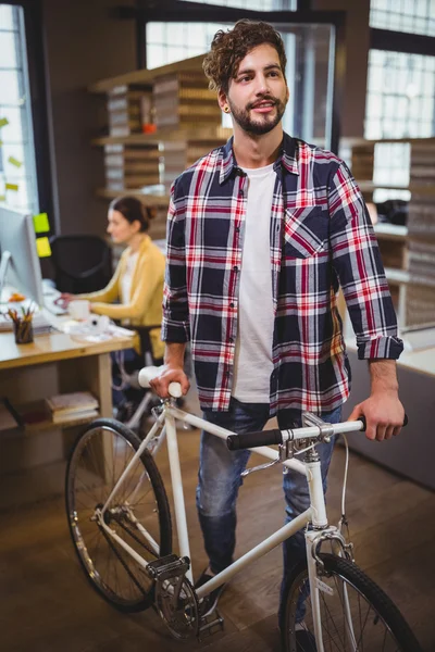 Creative biznesmen stojąc na rowerze — Zdjęcie stockowe