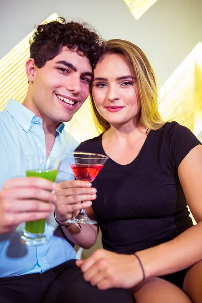 Casal feliz segurando copos de cocktail — Fotografia de Stock