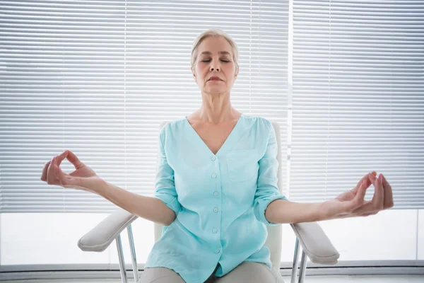 Äldre kvinna gör yoga — Stockfoto